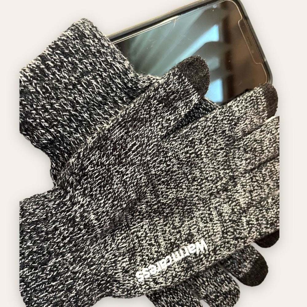 NEW and SEALED Women's Winter Cell Phone /Touchscreen Gloves